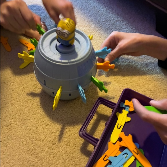 Minion Pop-Up pirate barrel Game - Picture 2 of 4